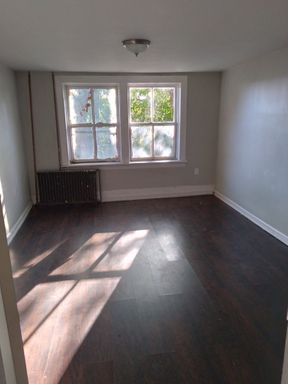 One Bedroom - Lots of Natural Light – photo 1