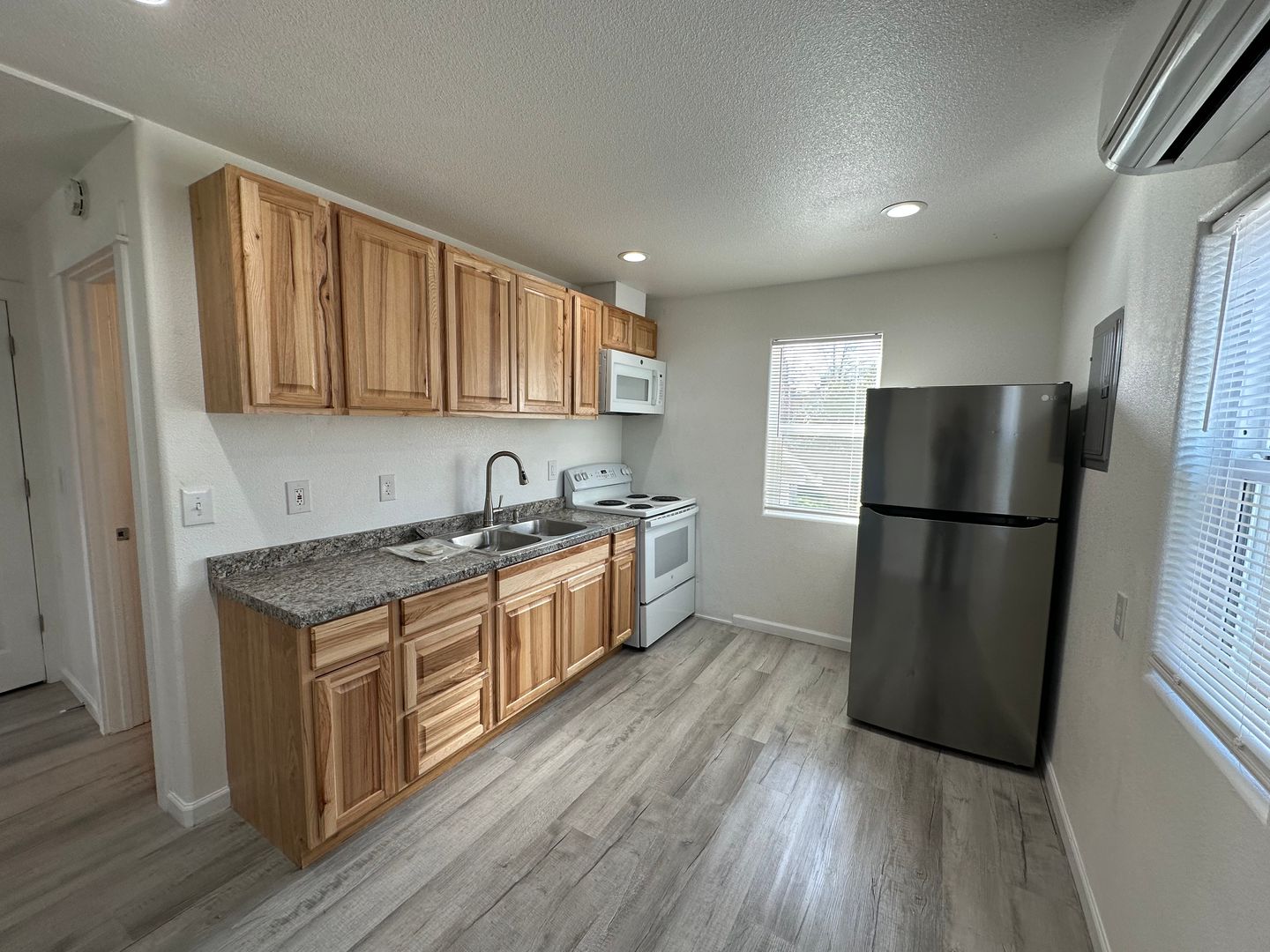 Albany Apartment: 230 6th Ave SE