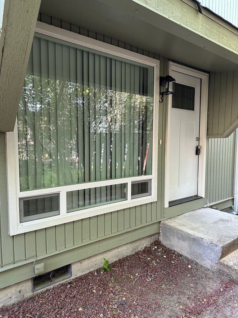 Albany Apartment: 1527 Santiam Rd SE