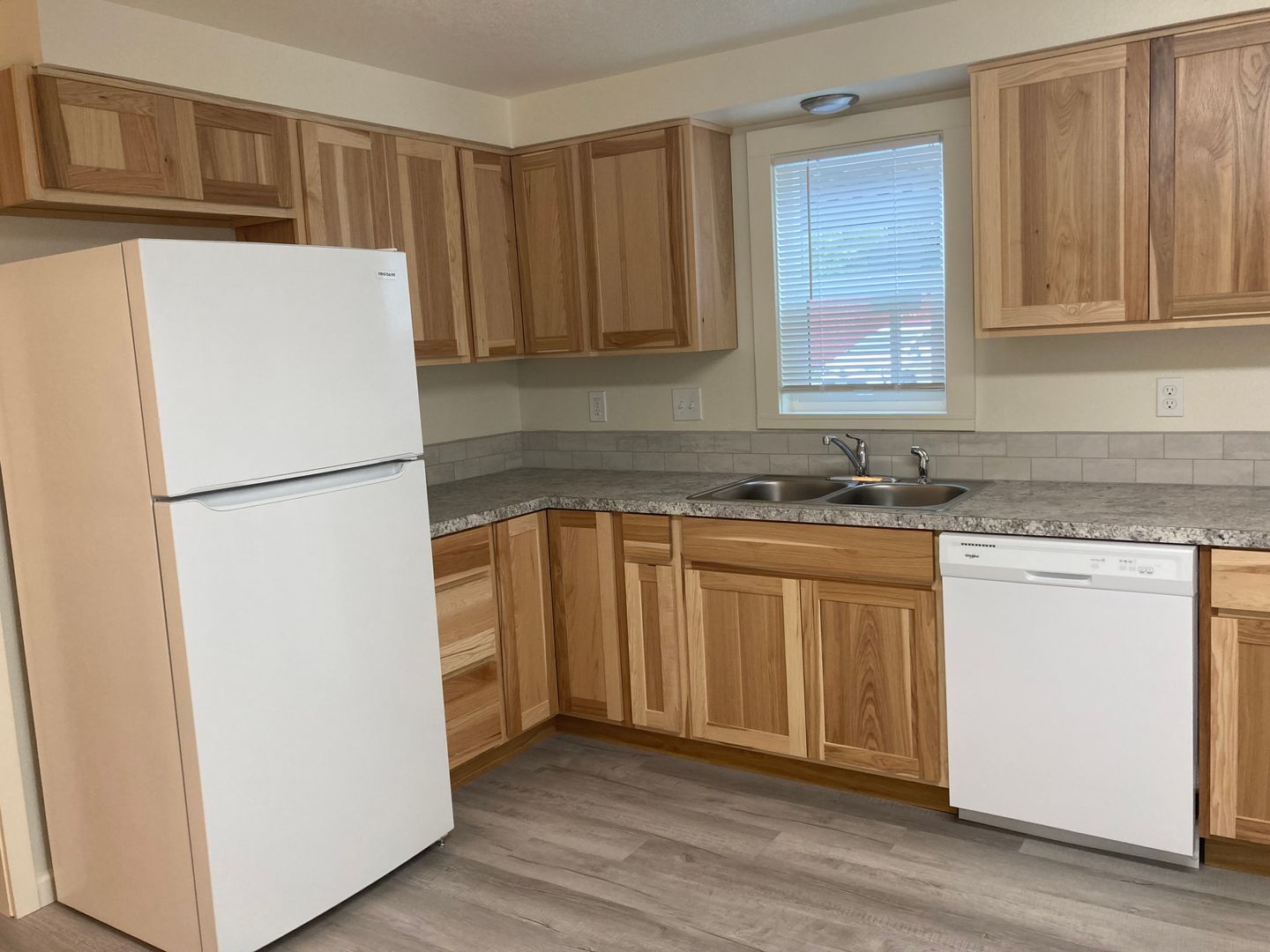 Albany Apartment: 1527 Santiam Hwy SE