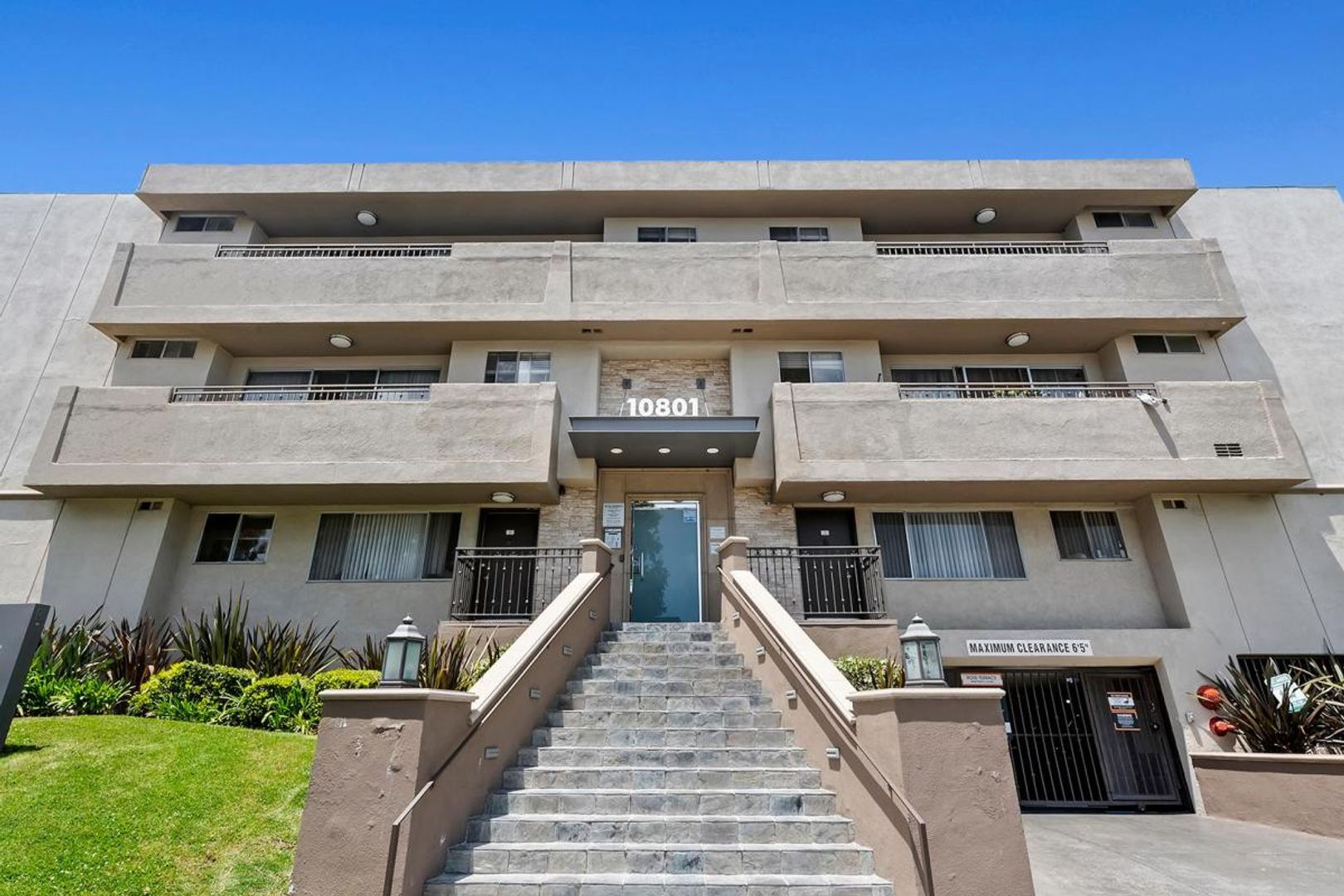 Los Angeles Apartment: 10801 Rose Ave