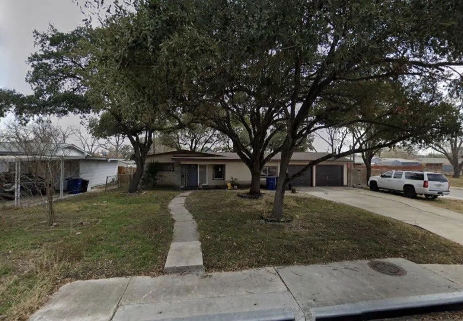 San Antonio House: 302 Nash Blvd