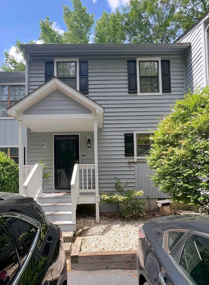 Durham House: 2 Willow Bridge Dr