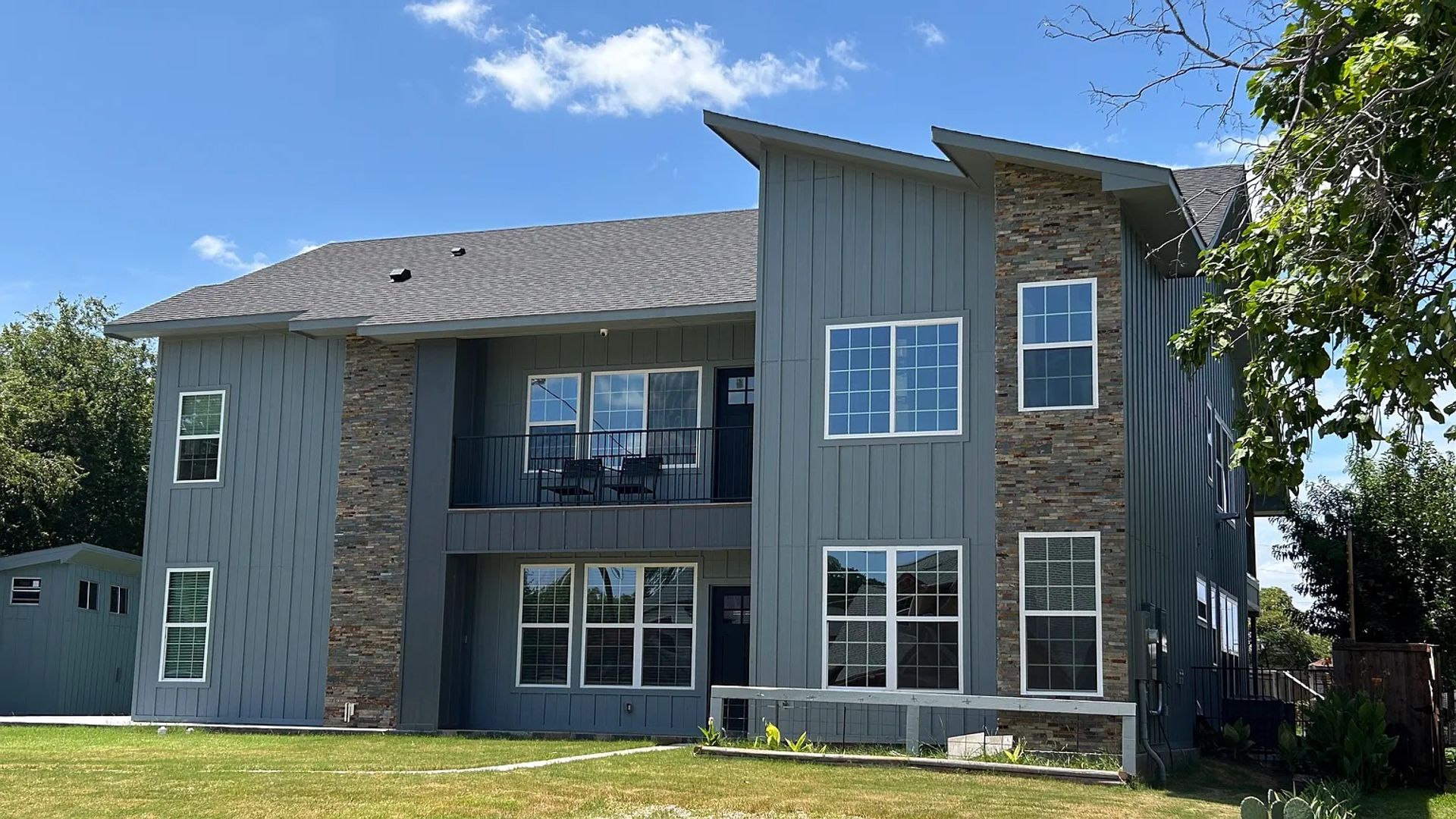 The Colony House: 4534 N Shore Dr