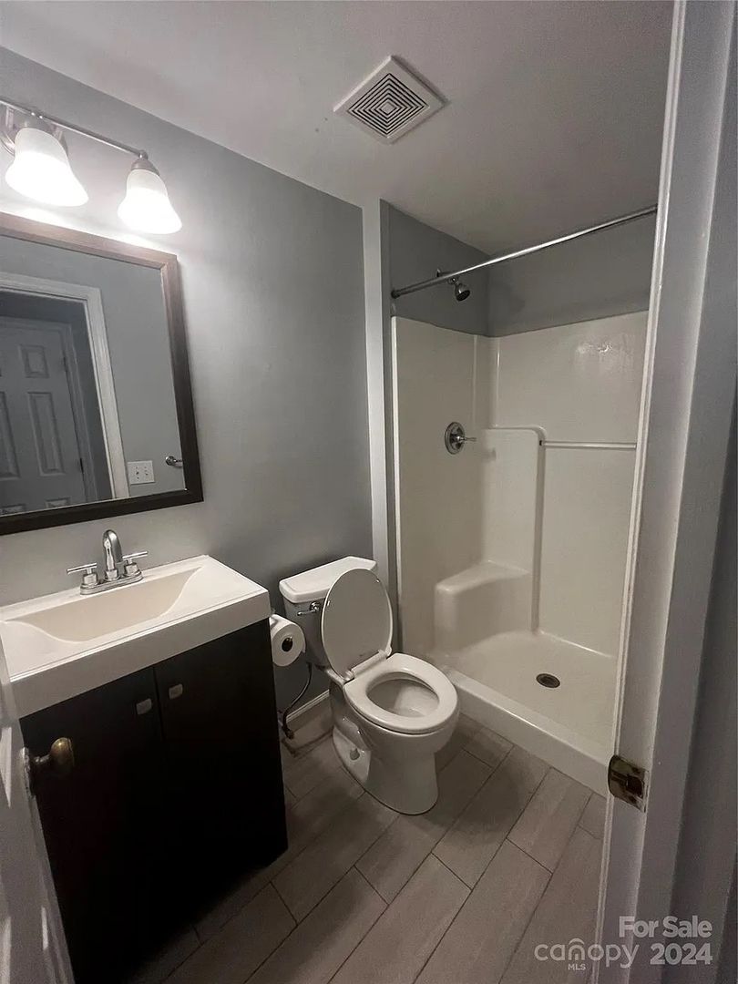Charlotte House: 2213 Flint Glenn Ln