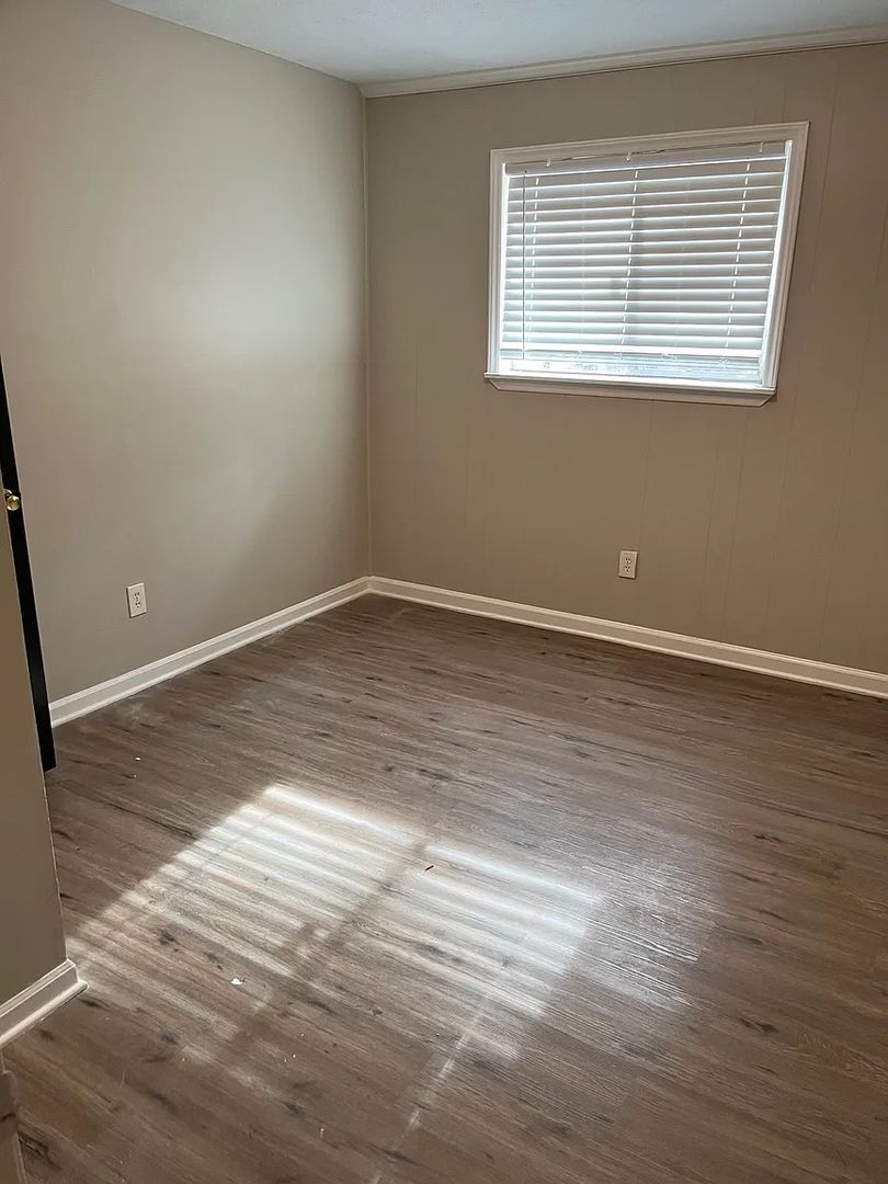 Atlanta House: 1471 Moray St SW