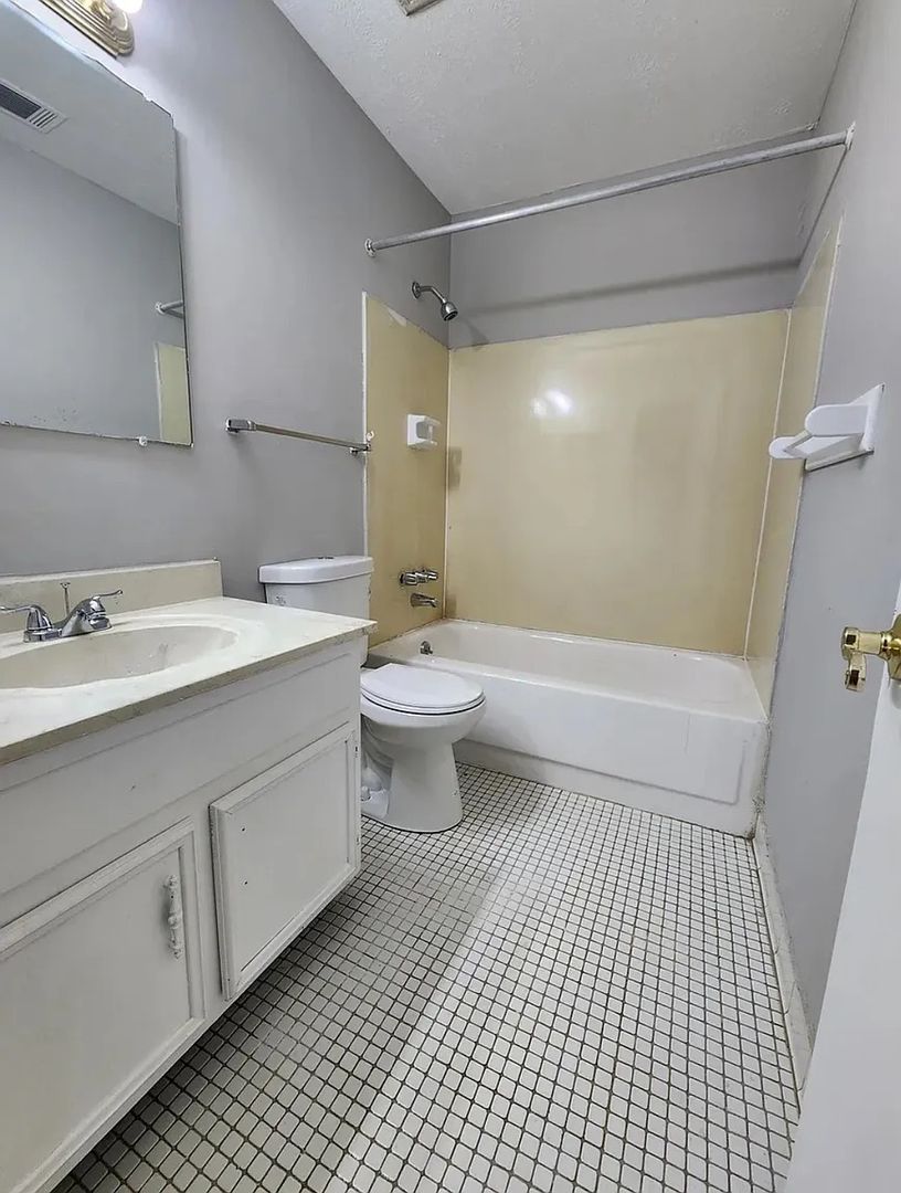 Forest Park House: 177 Governors Dr
