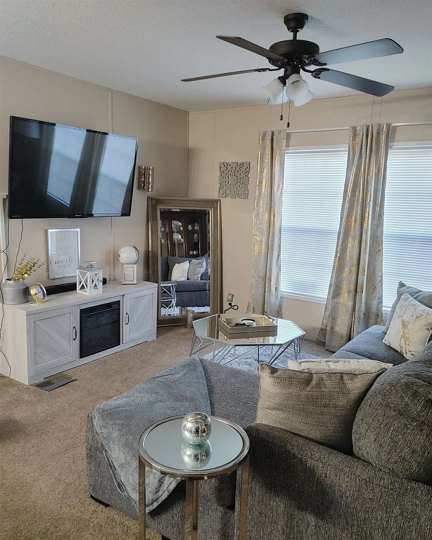 McDonough House: 379 Robin Ln