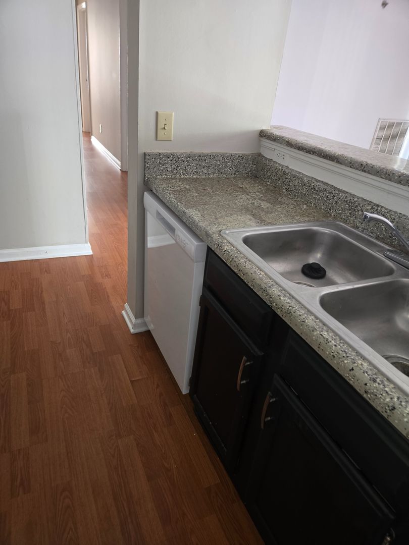 Charlotte House: 1649 Arlyn Cir