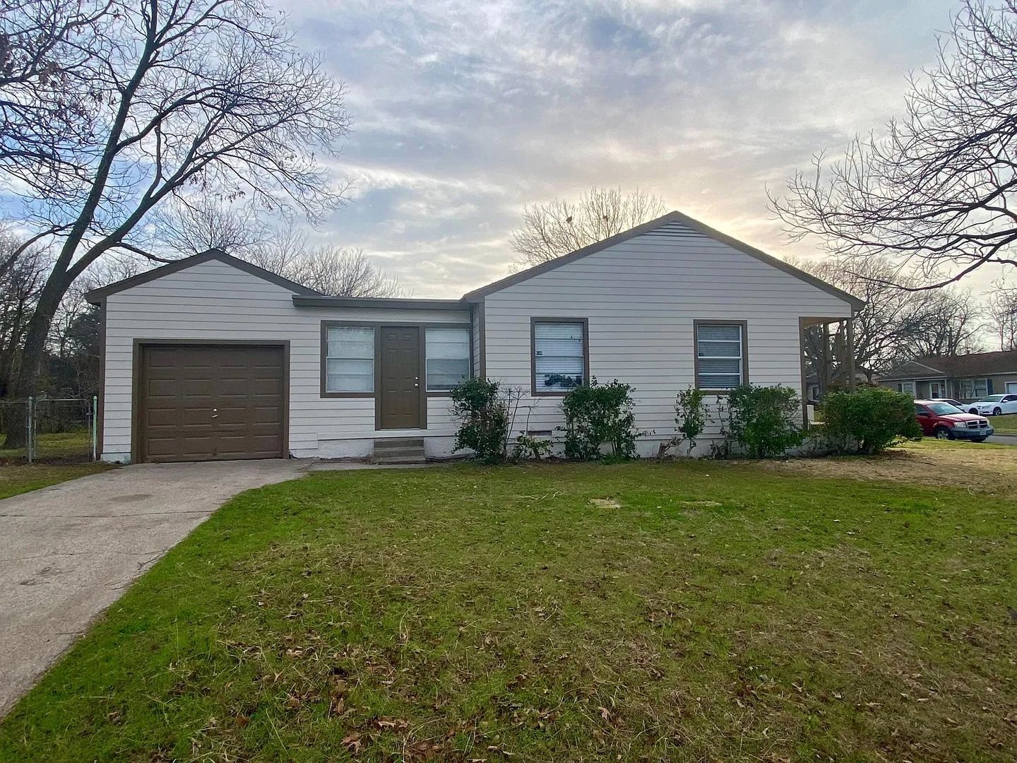 Dallas House: 2405 Glengarrif Dr