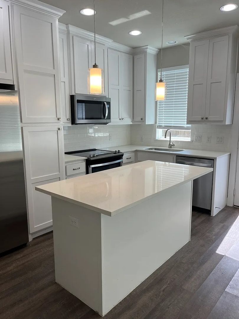 Dallas House: 2112 Shea Rd
