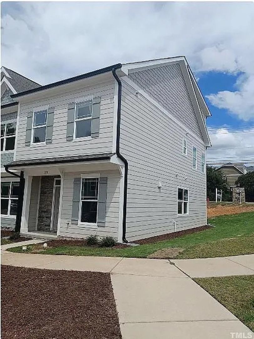 Apex House: 330 Old Grove Ln