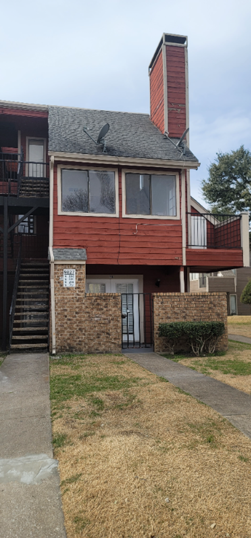 Dallas House: 9287 Walnut St