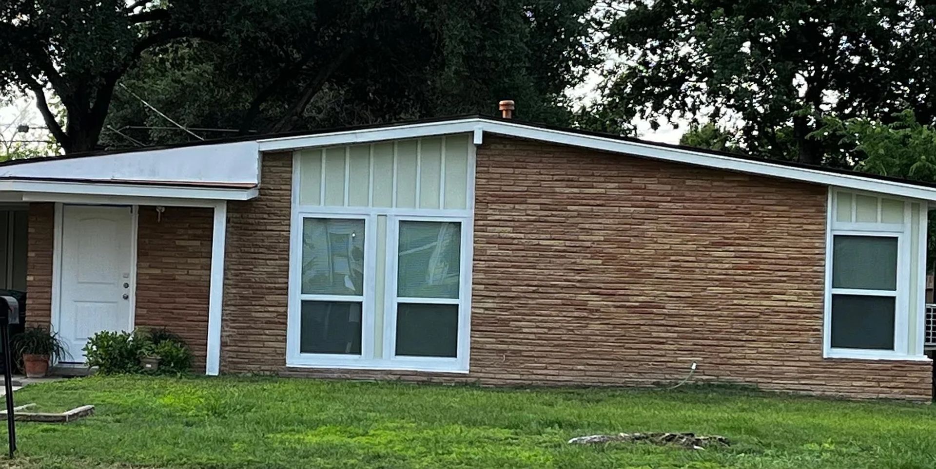 San Antonio House: 543 Congress Ave