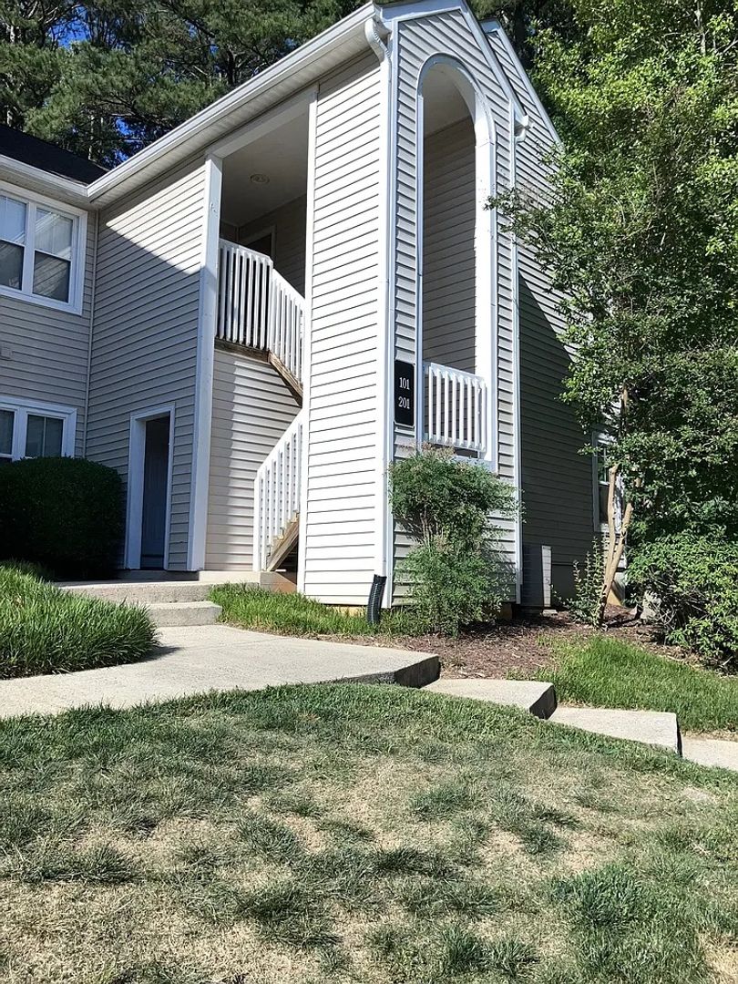 Raleigh House: 6000 Winterpointe Ln