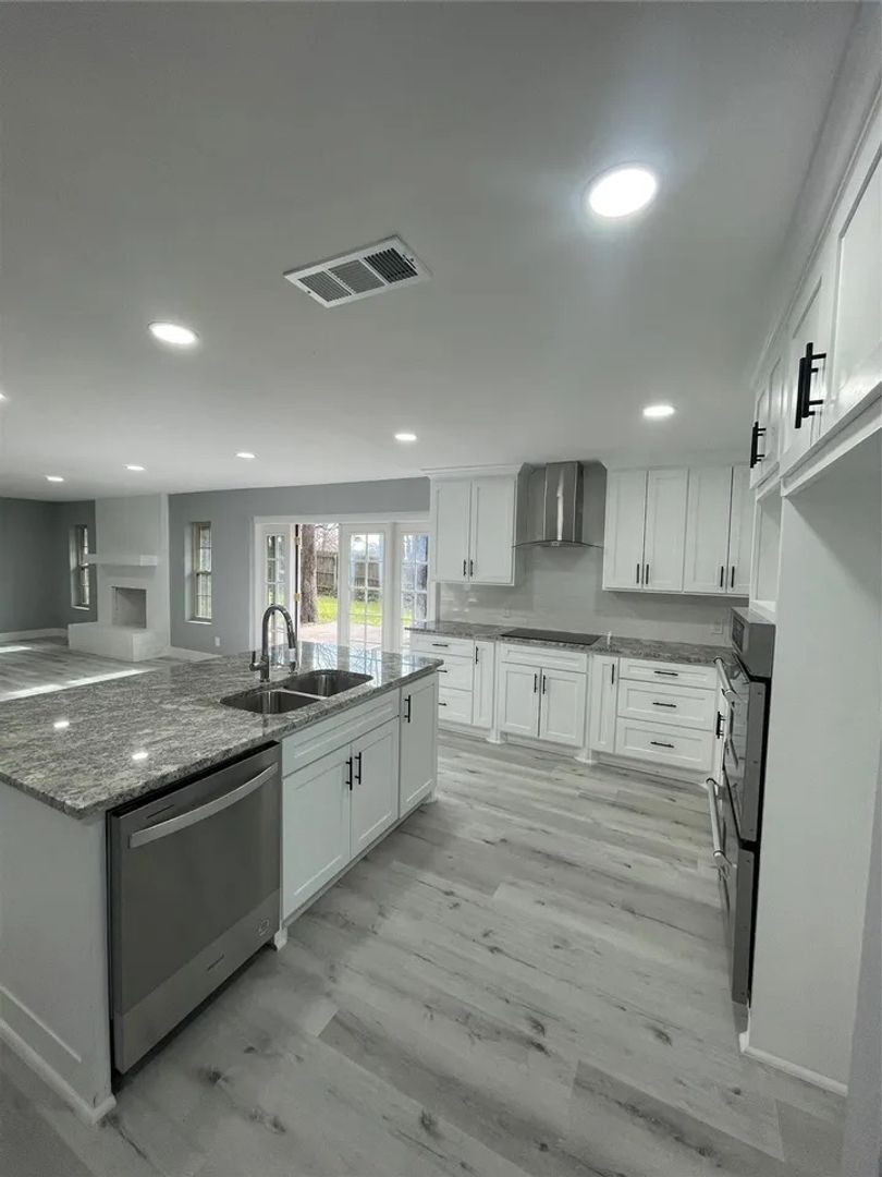 Hurst House: 671 Springhill Dr