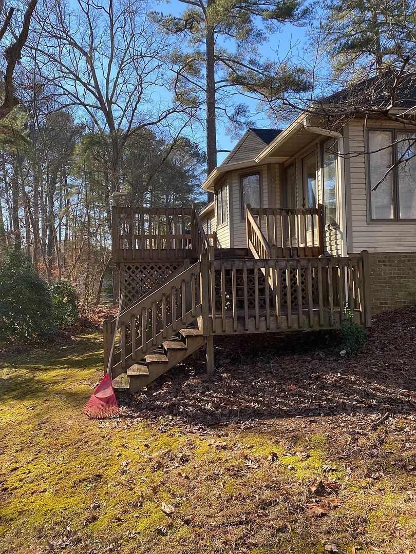 Sanford House: 2413 Knollwood Dr