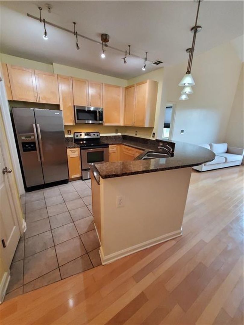 Atlanta House: 400 17th St NW
