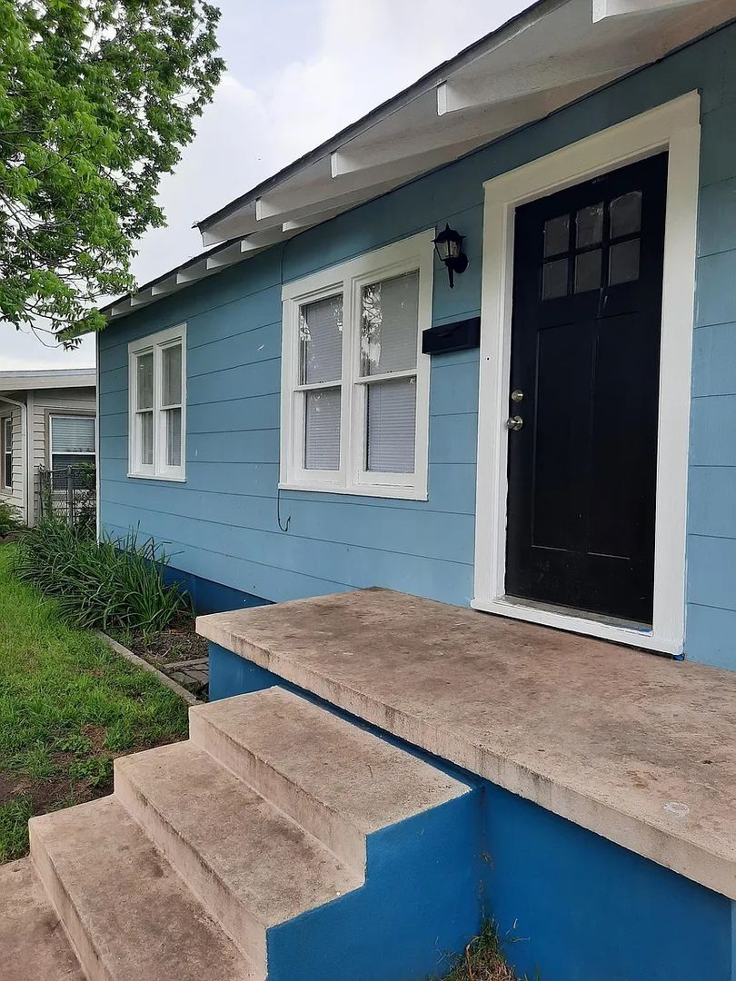 San Antonio House: 127 Motel Dr