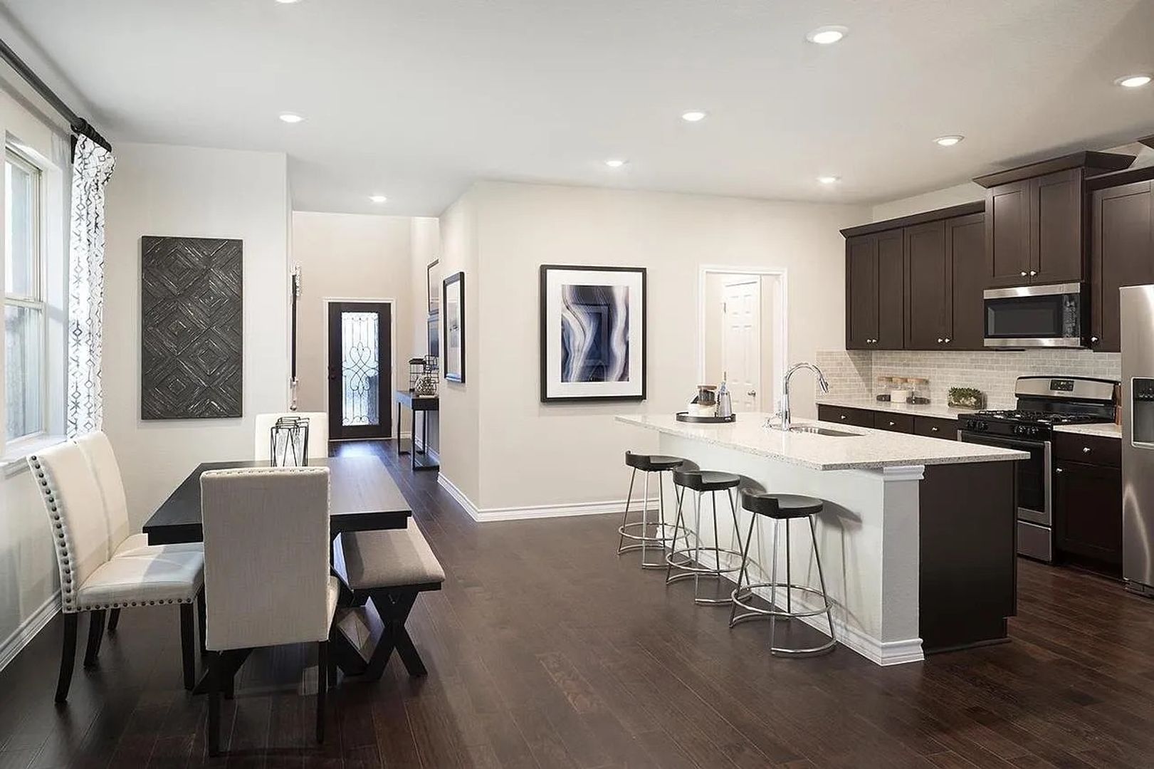 Manor House: 7516 Saginaw Dr