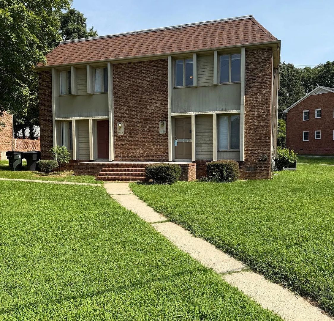 Burlington House: 1421 W Front St