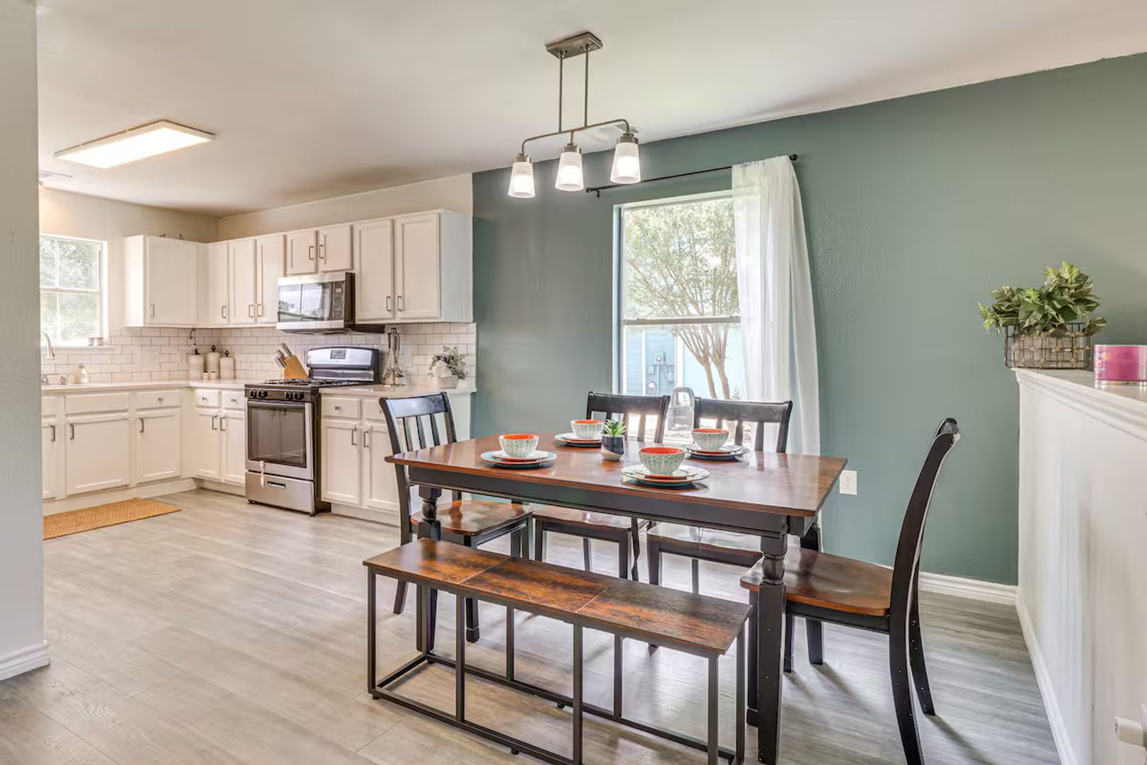 Manor House: 11304 Hungry Horse Dr