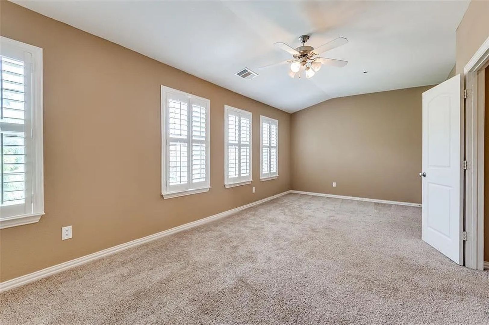 Irving House: 1416 Chase Ln