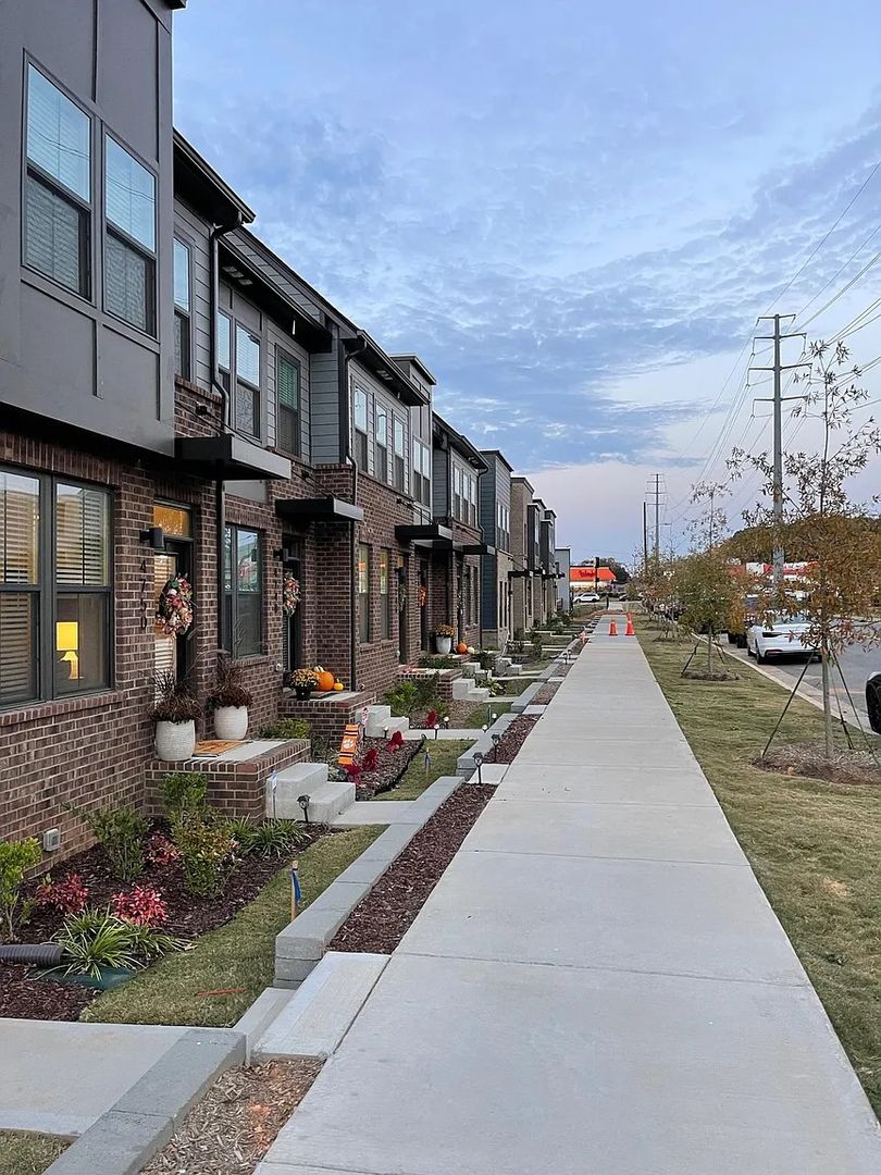 Charlotte House: 4728 Chastain Ave