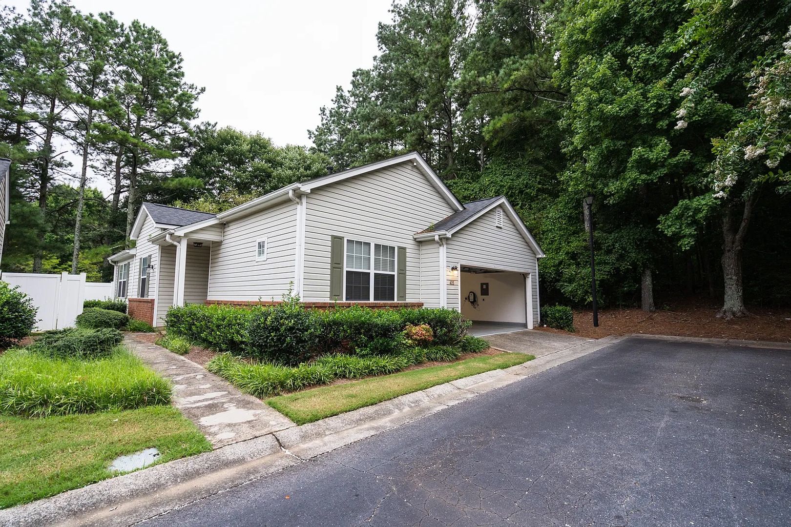 Alpharetta House: 405 Harmony Ct