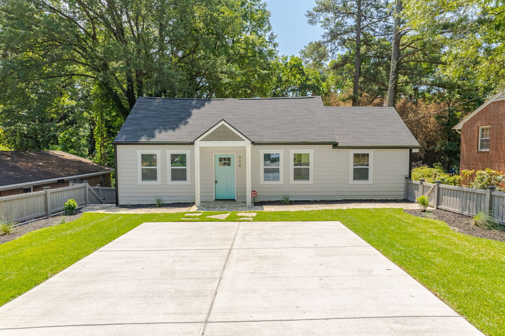 Durham House: 908 Fiske St