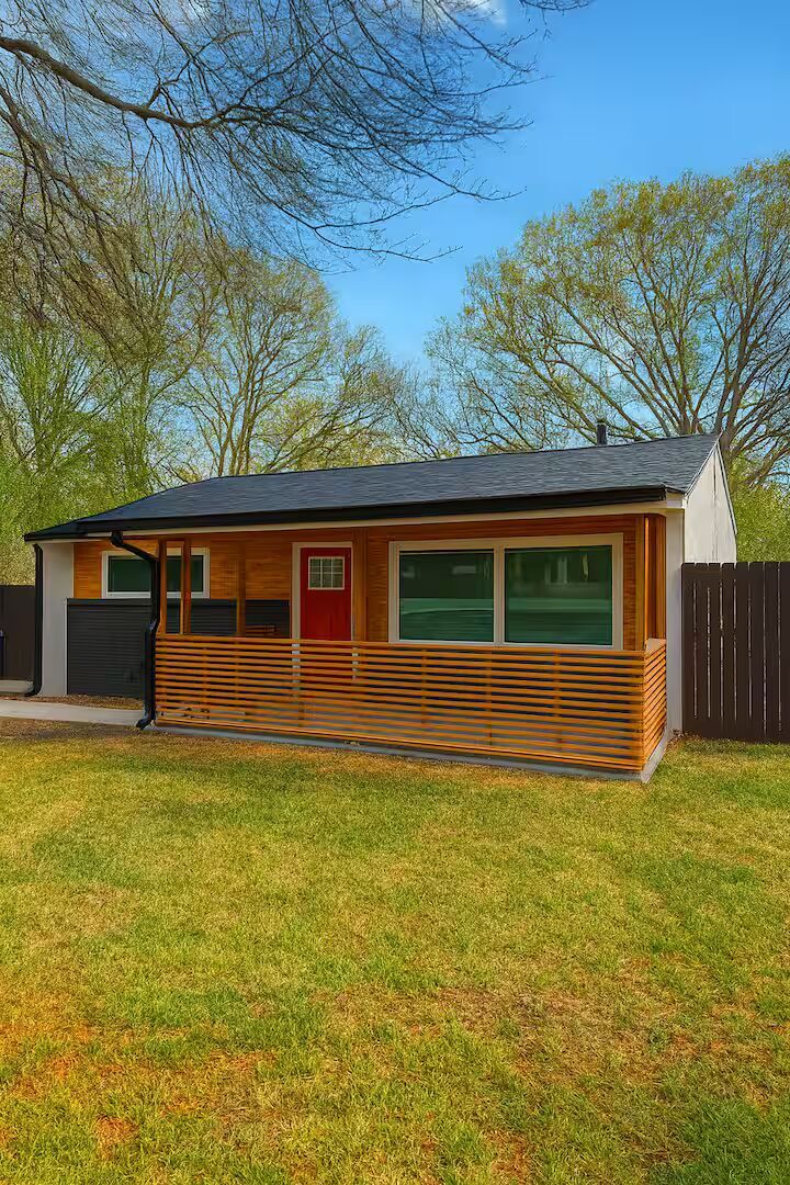 Riverdale House: 500 Denham St