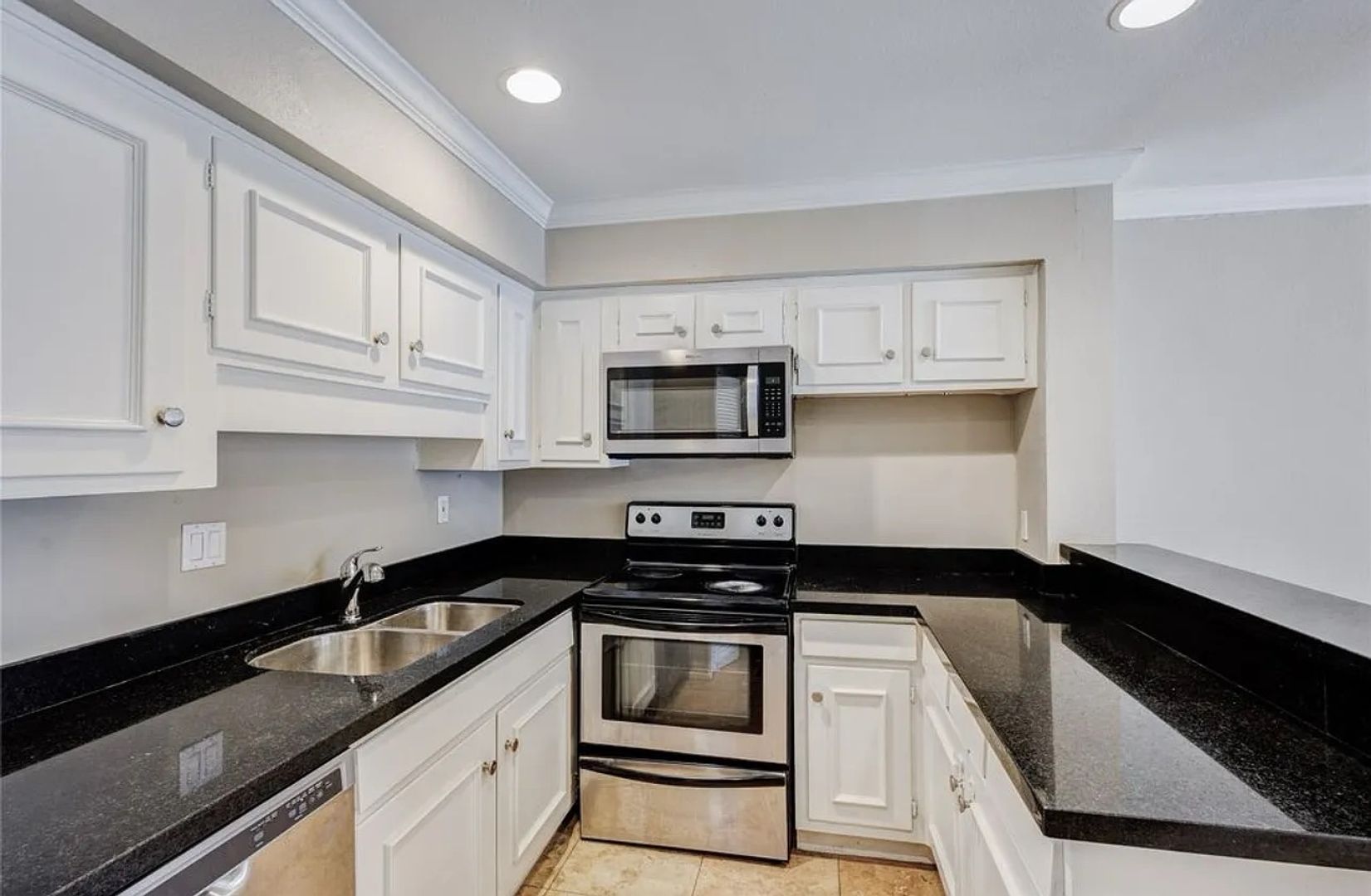 Dallas House: 5315 Fleetwood Oaks Ave