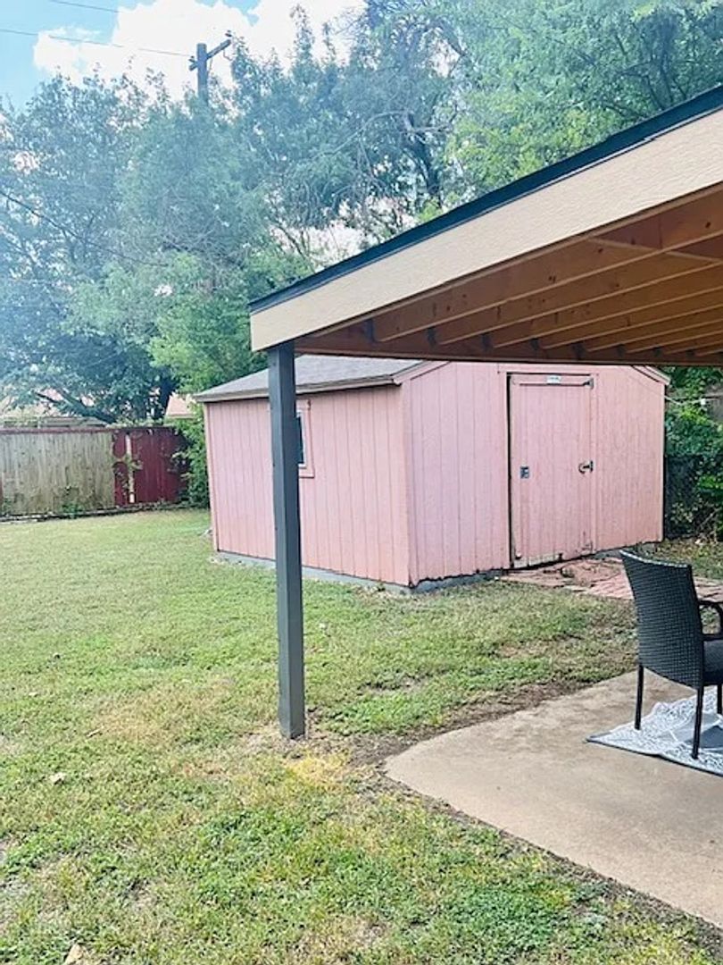 Duncanville House: 438 E Mona Ave