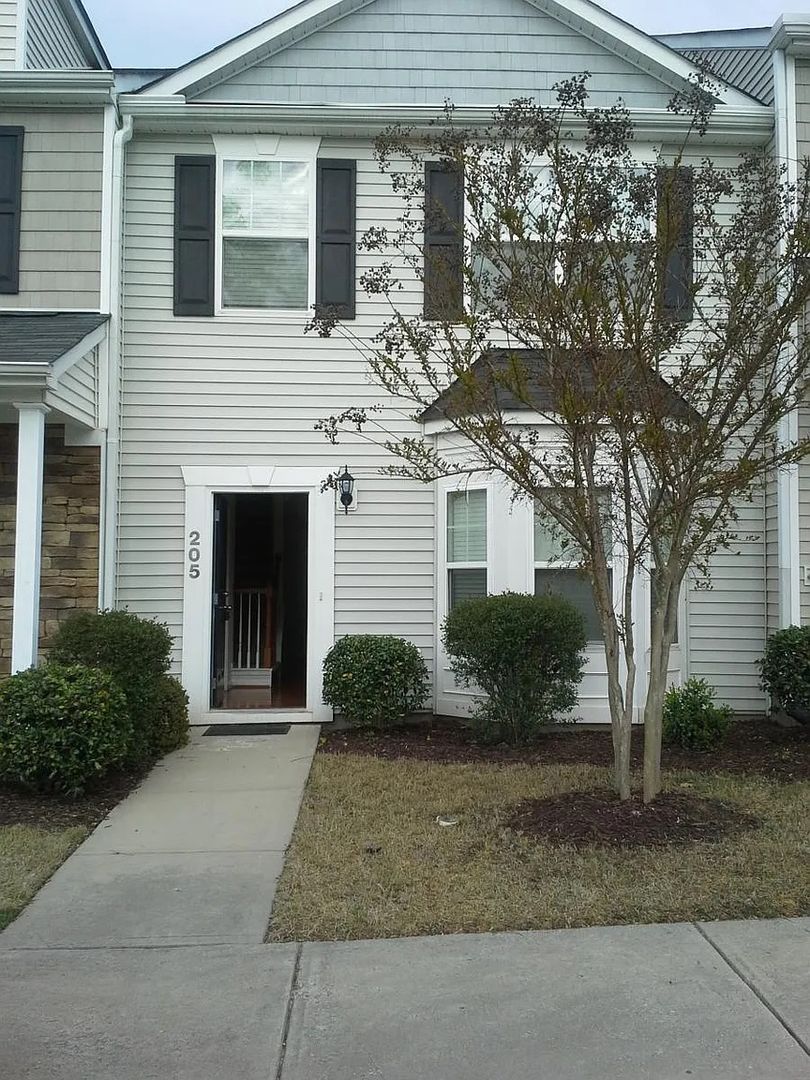 Morrisville House: 205 Hampshire Downs Dr