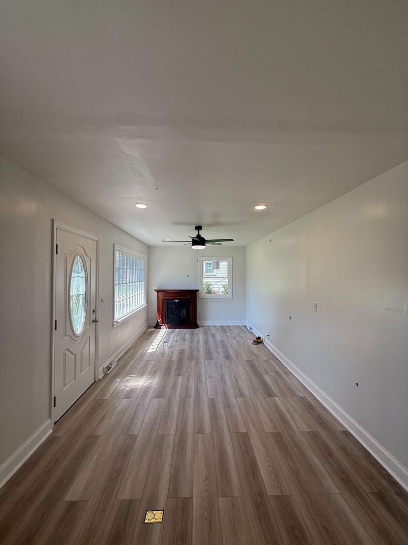 Lowell House: 407 Hand Cir