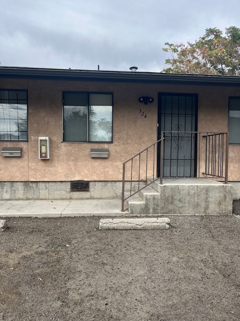 Reno Apartment: 322 and 324 Thoma St