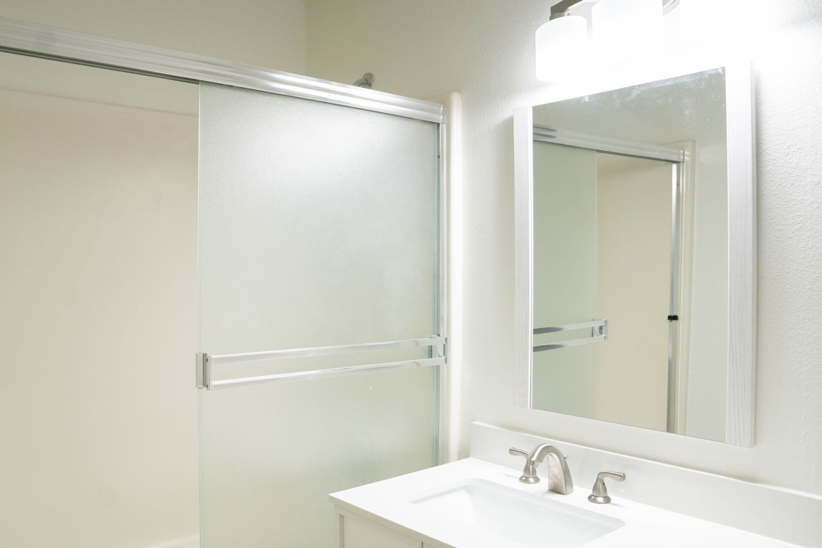 Bellingham Apartment: 2600, 2604, 2608 Douglas Ave.