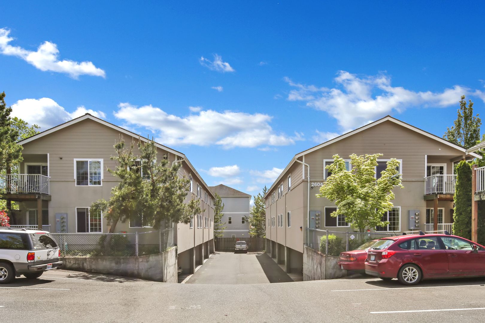 Bellingham Apartment: 2600, 2604, 2608 Douglas Ave.
