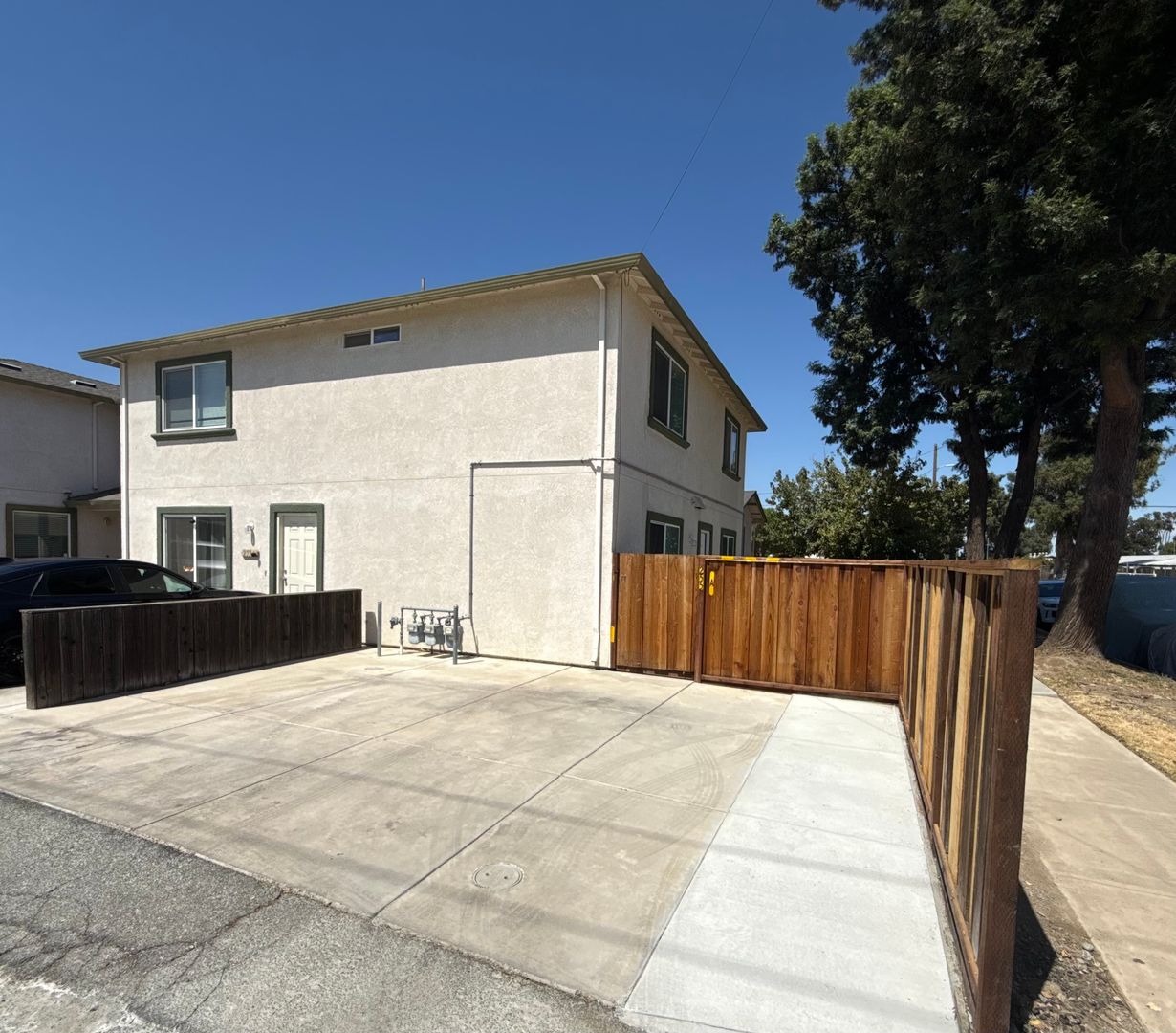 Los Banos Apartment: 253 & 255 F St.