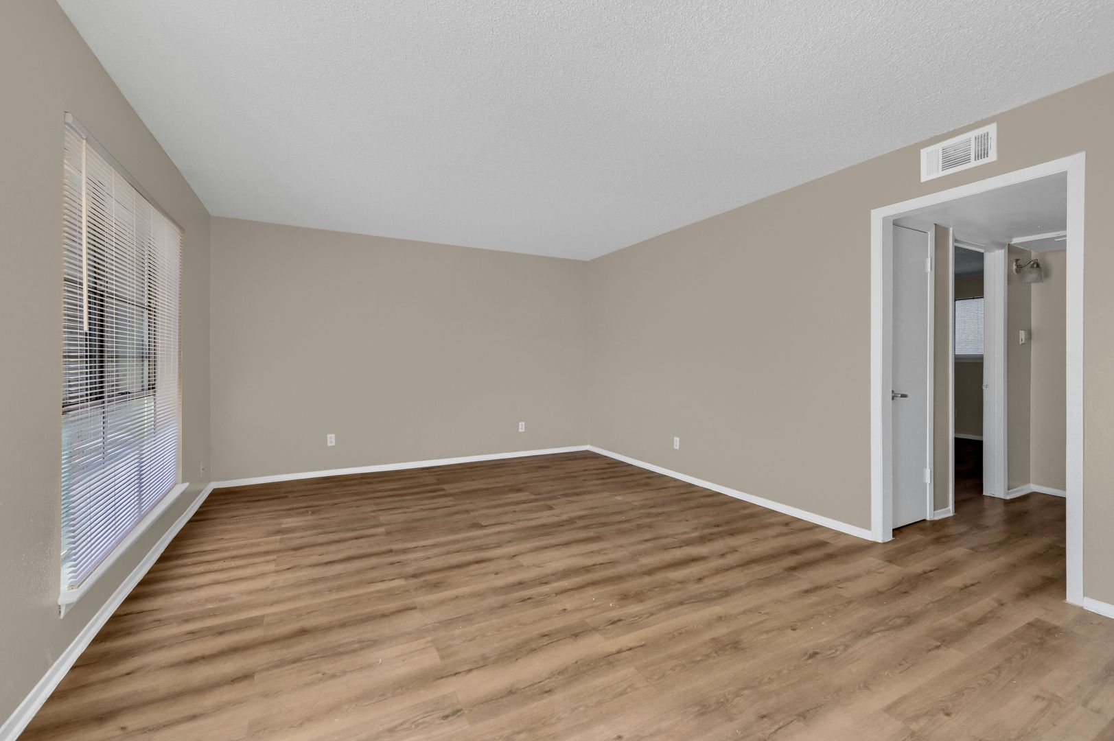 Garland Apartment: 320 S Jupiter Road