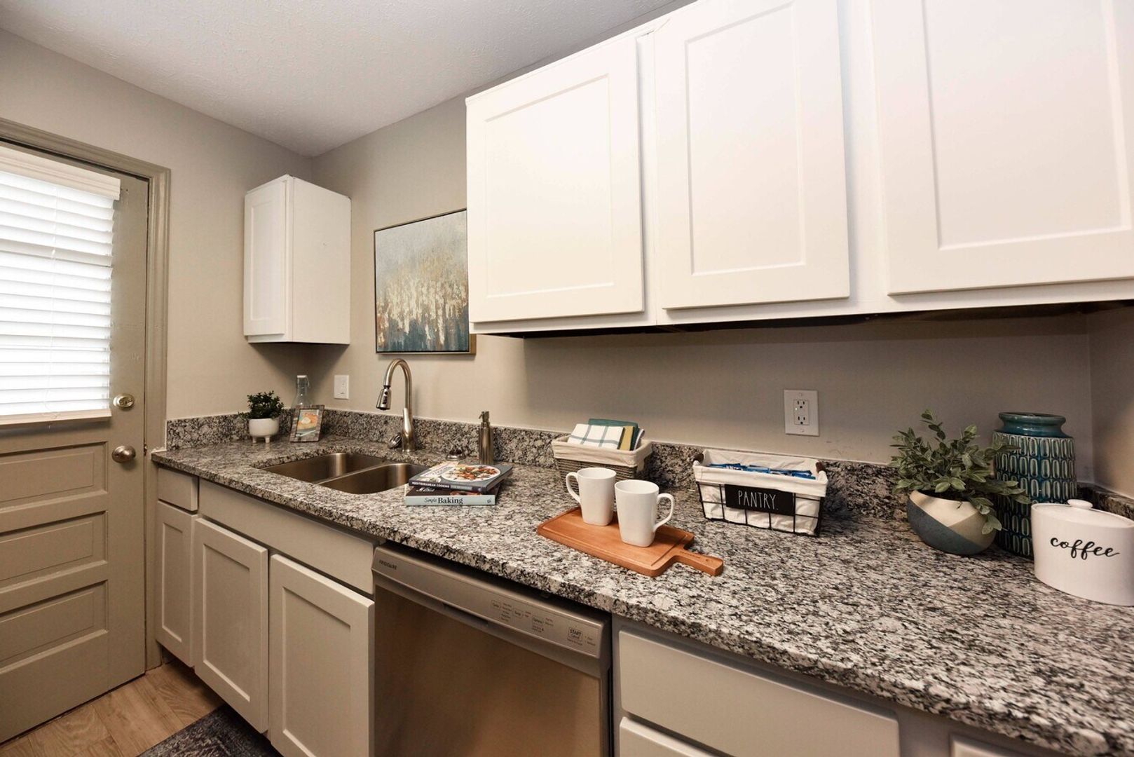 Louisville Apartment: 6100 Ledgewood Pky