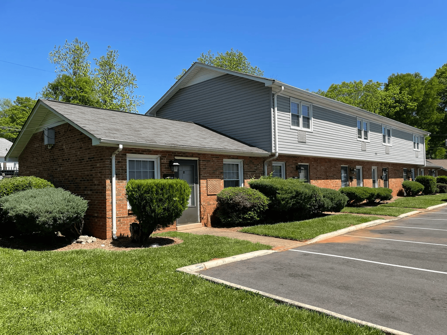 Charlotte Apartment: 322 Clarence St