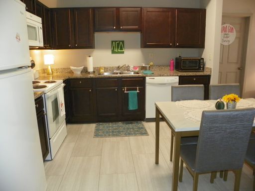 Central 3 Bedroom Apartment Home – photo 1
