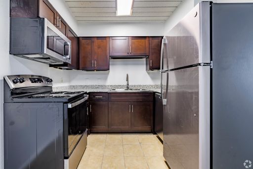 Deluxe Three Bedroom Apartment Home – photo 1