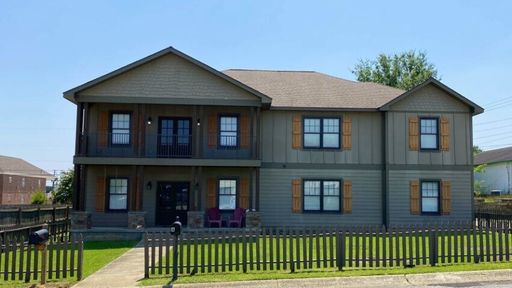 Old Row at 1435 Cloverdale - One Bedroom w/ Private Bathroom in 5BR Apartment – photo 1