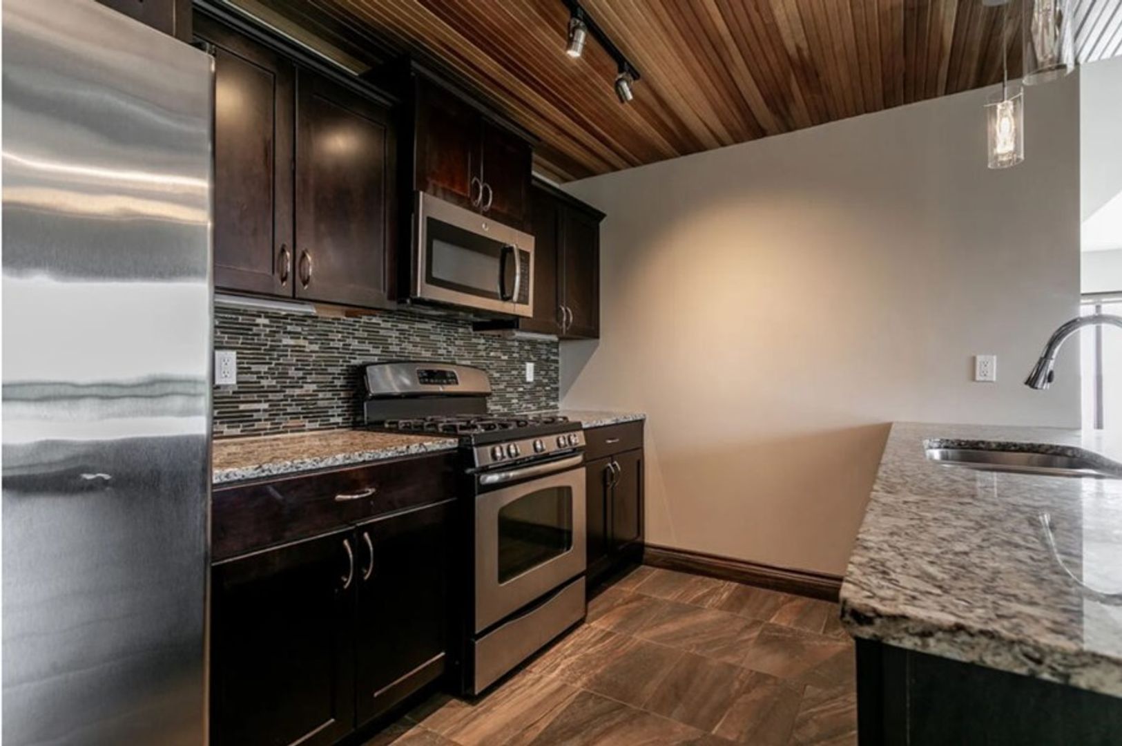 Columbia Apartment: 1200 E Walnut St