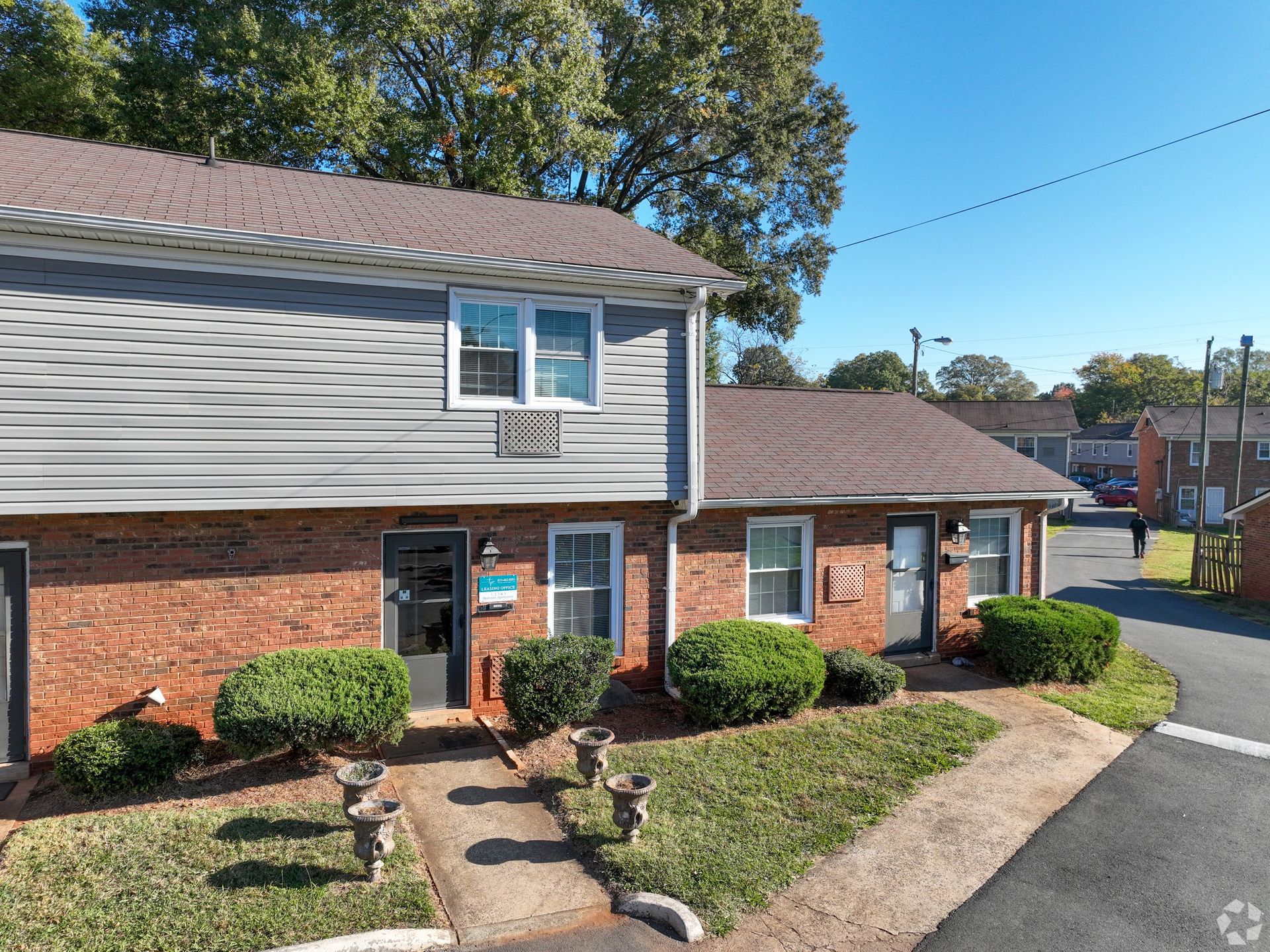 Charlotte Apartment: 322 Clarence St