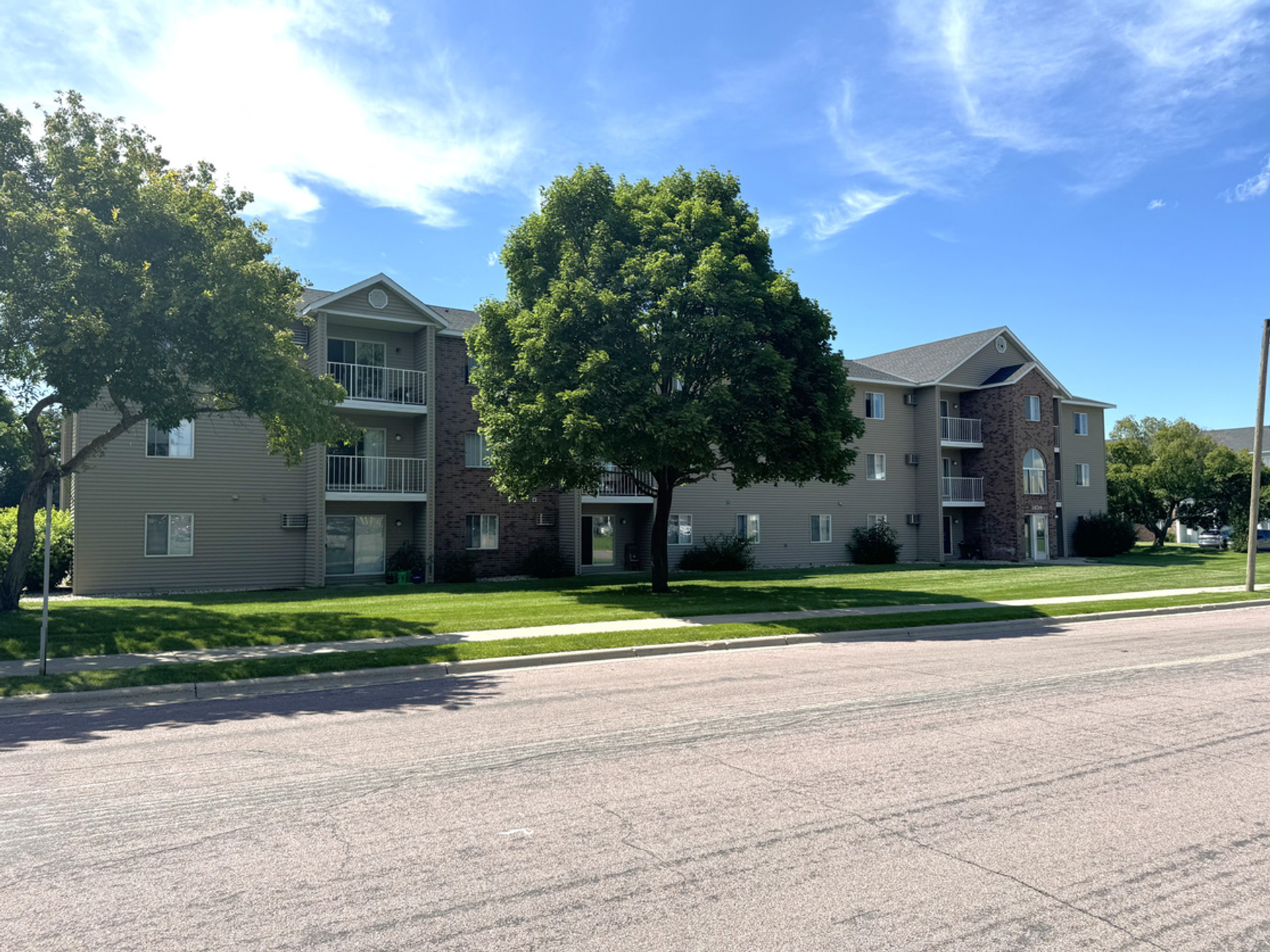 MNHVE Hoover Estates Apartments 4 of 12