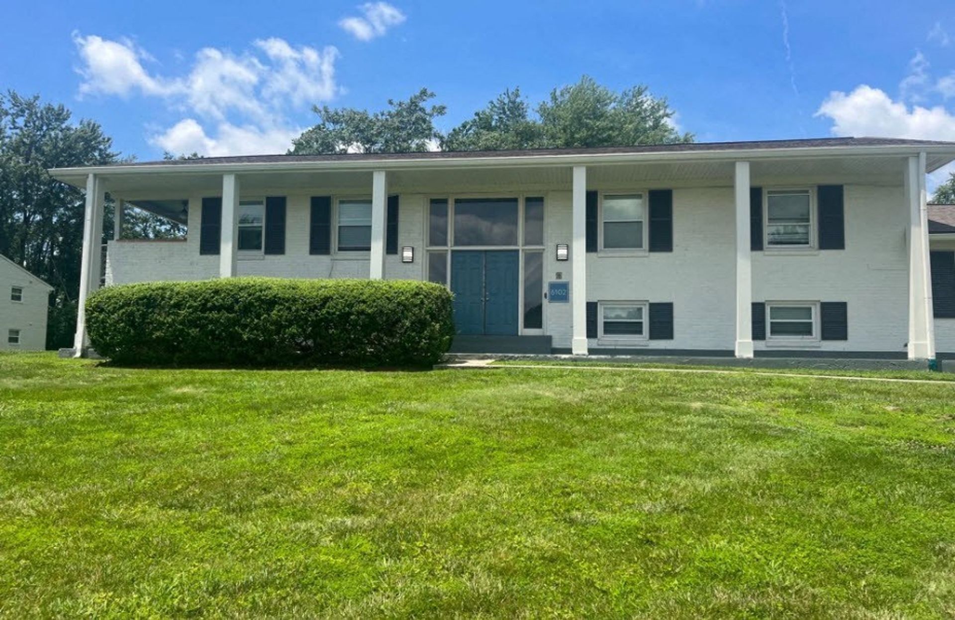 Louisville Apartment: 6100 Ledgewood Pky