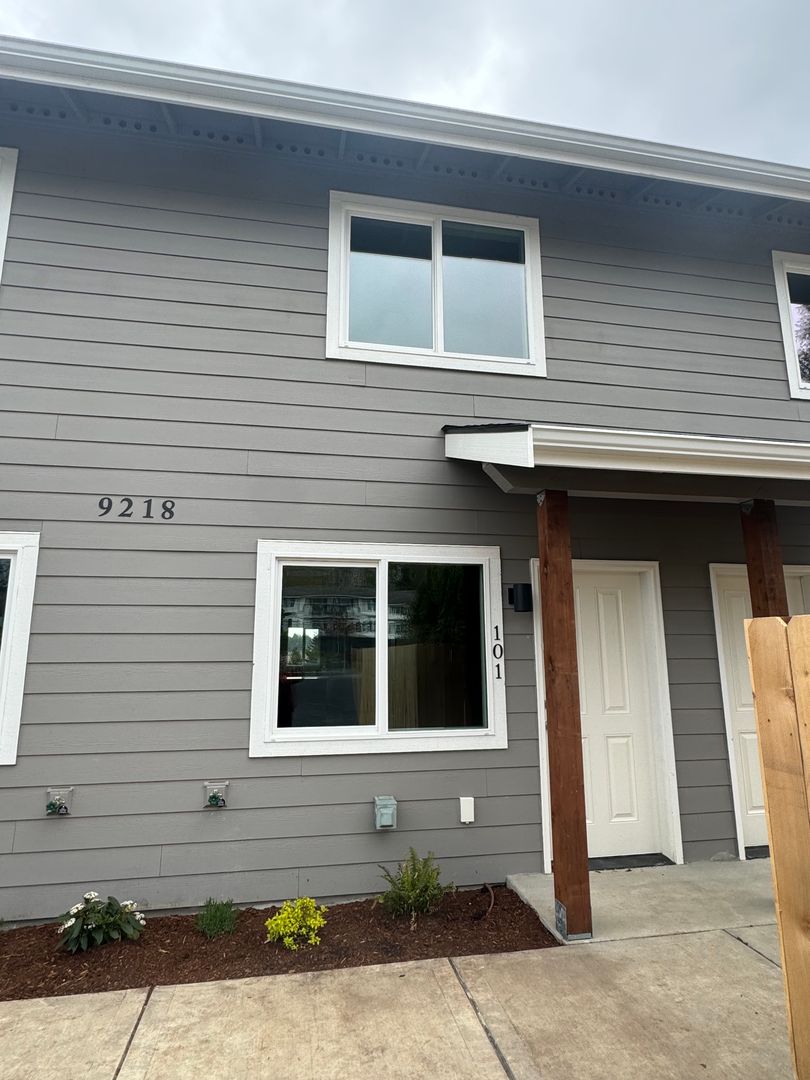 Silverdale Apartment: 9218 Conroy Place